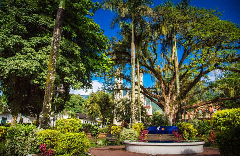 Paisajes coloniales, en medio de la naturaleza. Parque Principal de Restrepo, Meta.