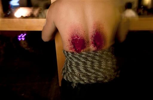 (Taxco, México) Un hombre sangra en su espalda después de habérsela golpeado con una almohadilla con cactus durante la procesión de los penitentes. (AP Photo/Gregory Bull)