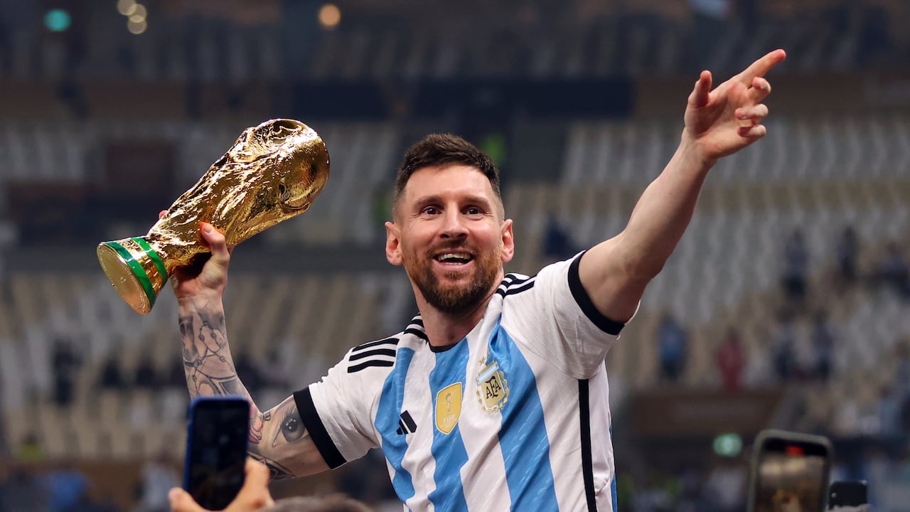 Lionel Messi con el trofeo del Mundial, tras la final de Qatar 2022