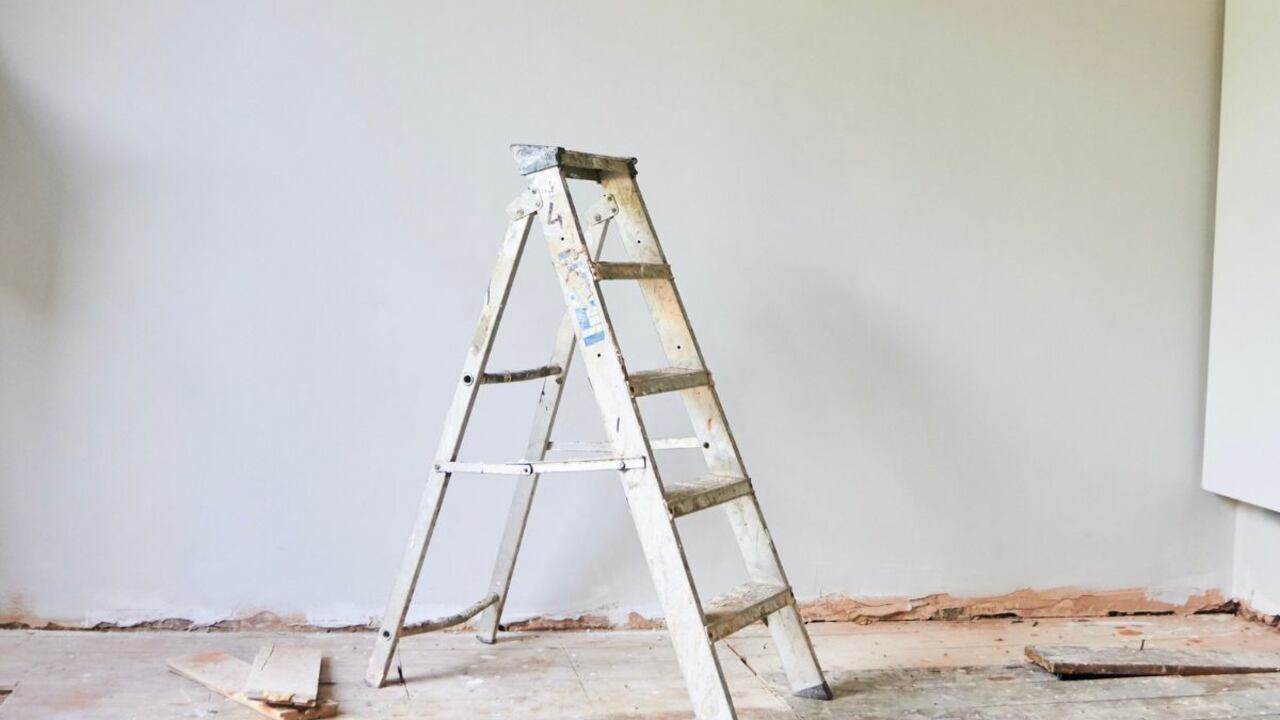 Despercudir una pared blanca.