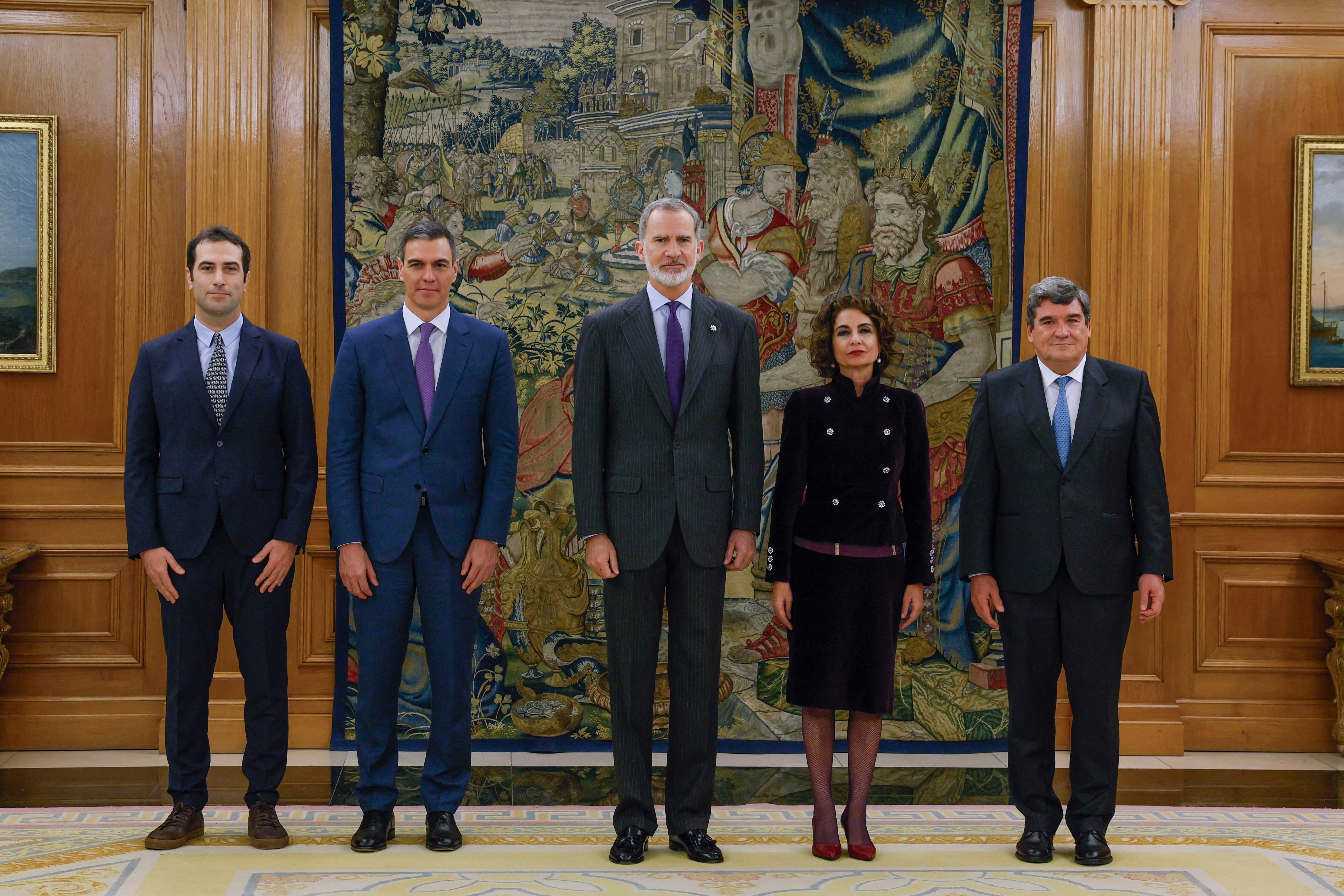 (De izquierda a derecha) El recién nombrado ministro de Economía de España, Carlos Cuerpo, el primer ministro de España, Pedro Sánchez, el Rey de España, Felipe VI, la recién nombrada viceprimera ministra y ministra de Presupuesto de España, María Jesús Montero, y el ministro de Transformación Digital de España, José Luis Escrivá.