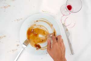 Quitar ciertas manchas de los platos puede convertirse en una tarea desgastante.