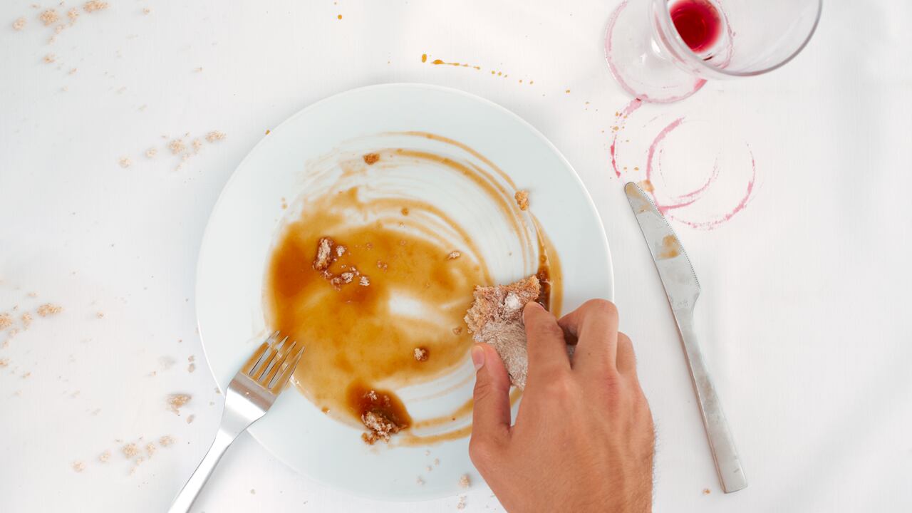 Quitar ciertas manchas de los platos puede convertirse en una tarea desgastante.