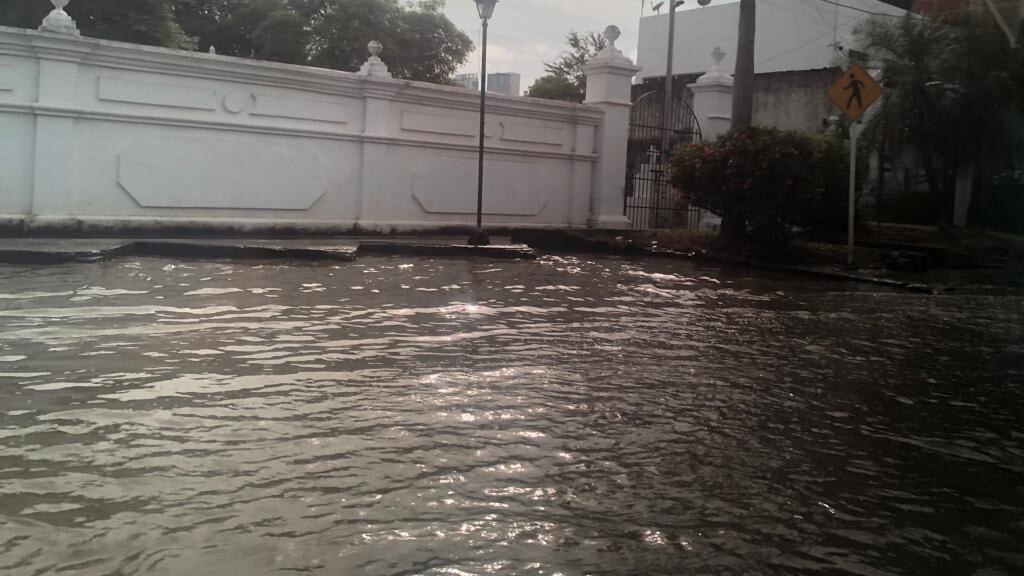 Marea alta en el barrio manga, a la altura de la calle del cementerio.