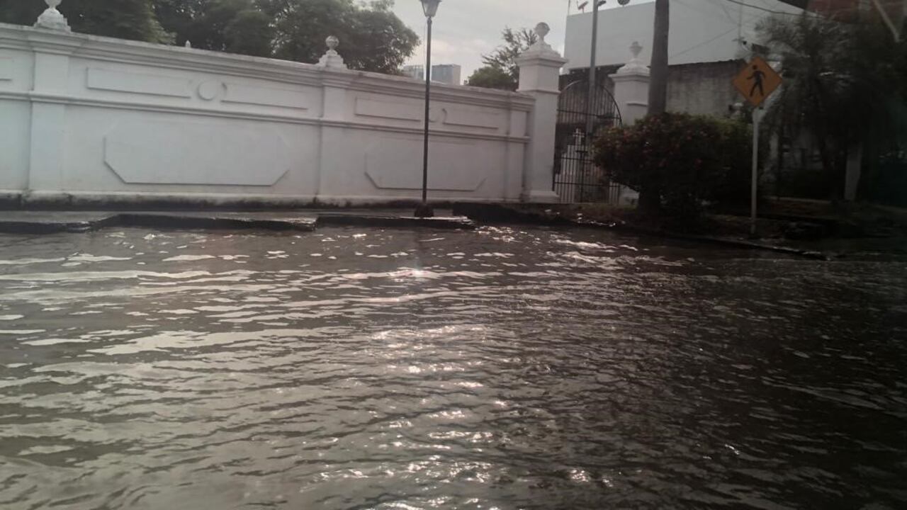 Marea alta en el barrio manga, a la altura de la calle del cementerio.
