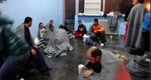 Un grupo de sobrevivientes del naufragio que ocurrió cerca a la isla de Kalymnos, en Grecia.