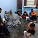 Un grupo de sobrevivientes del naufragio que ocurrió cerca a la isla de Kalymnos, en Grecia.