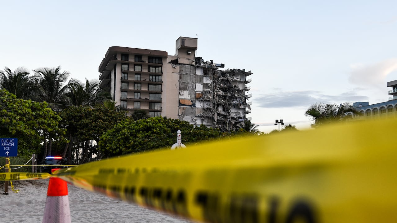 Colapso de edificio en Miami habría dejado hasta el momento tres muertos