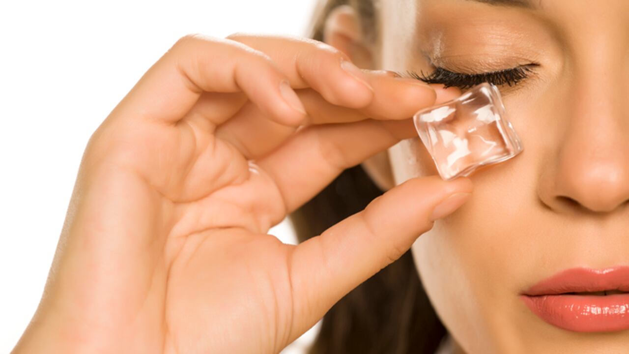 Pasar un hielo por el rostro o lavar la piel del rostro con agua fría puede hacer mucho por el aspecto de la piel.