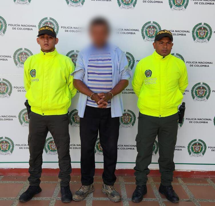 Uno de los cinco hombres capturados