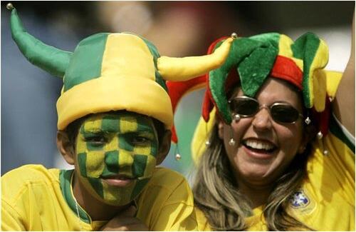 Brasil, siempre acompañado de su colorida fanaticada y hermosas chicas.