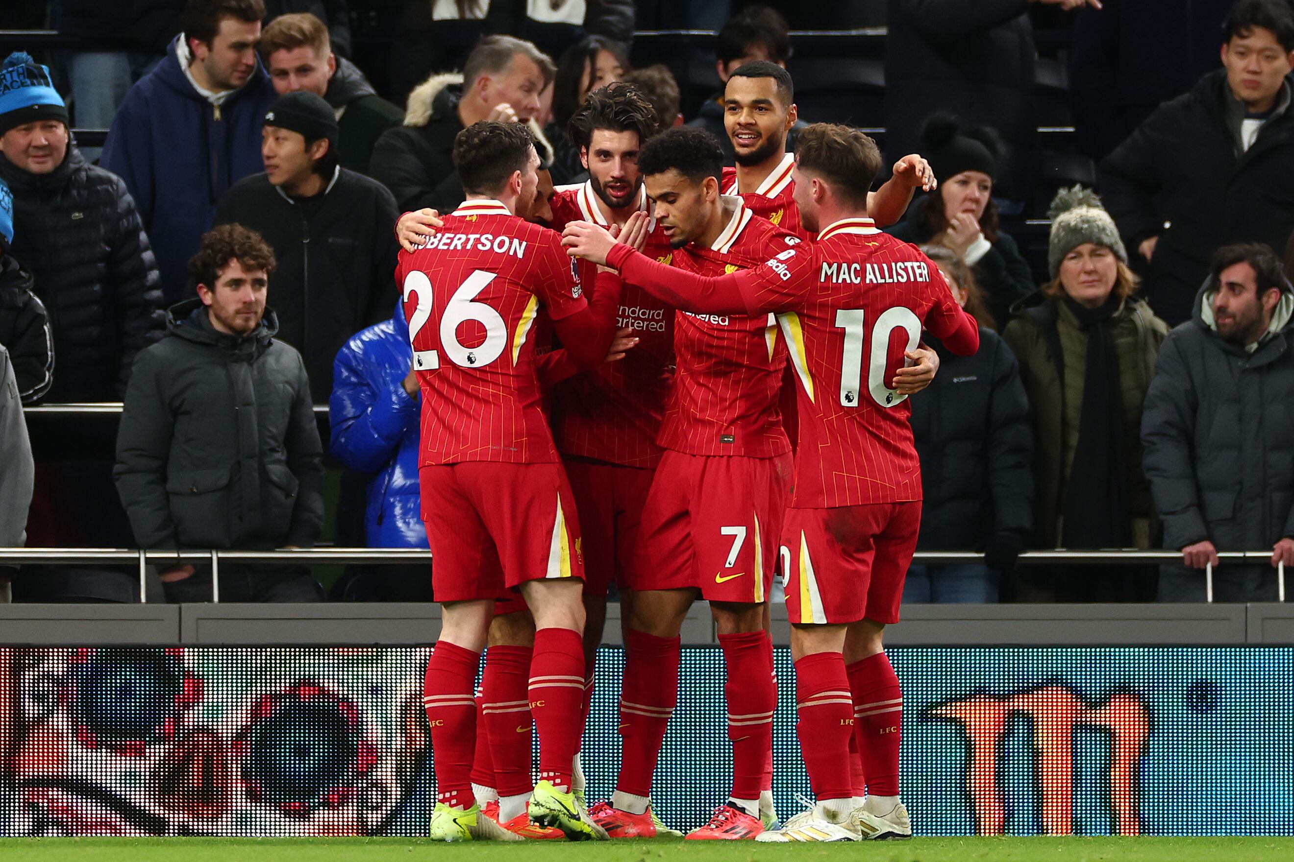 Dominik Szoboszlai, del Liverpool, celebra con sus compañeros tras marcar el 1-3
 durante el partido de la Premier League entre el Tottenham Hotspur FC y el Liverpool FC en el estadio del Tottenham Hotspur el 22 de diciembre de 2024 en Londres, Inglaterra.
