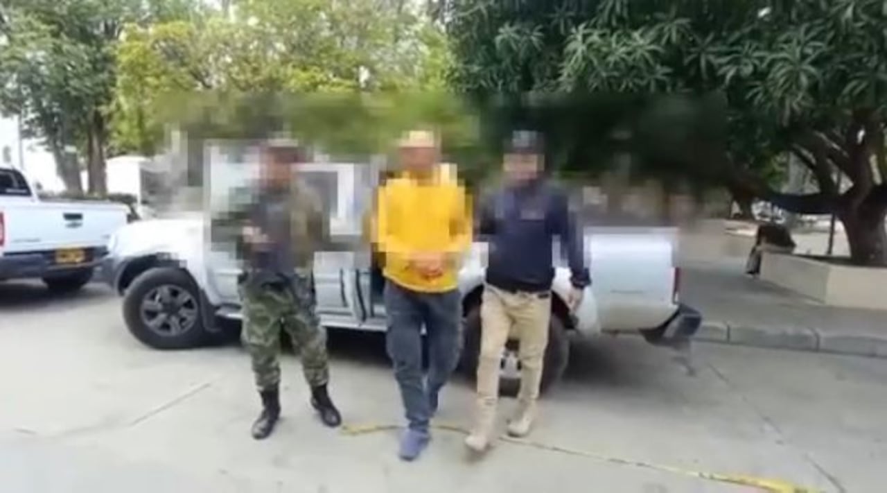 El hombre vestía buso color amarillo, pantalones de color negro y una gorra al momento de su captura