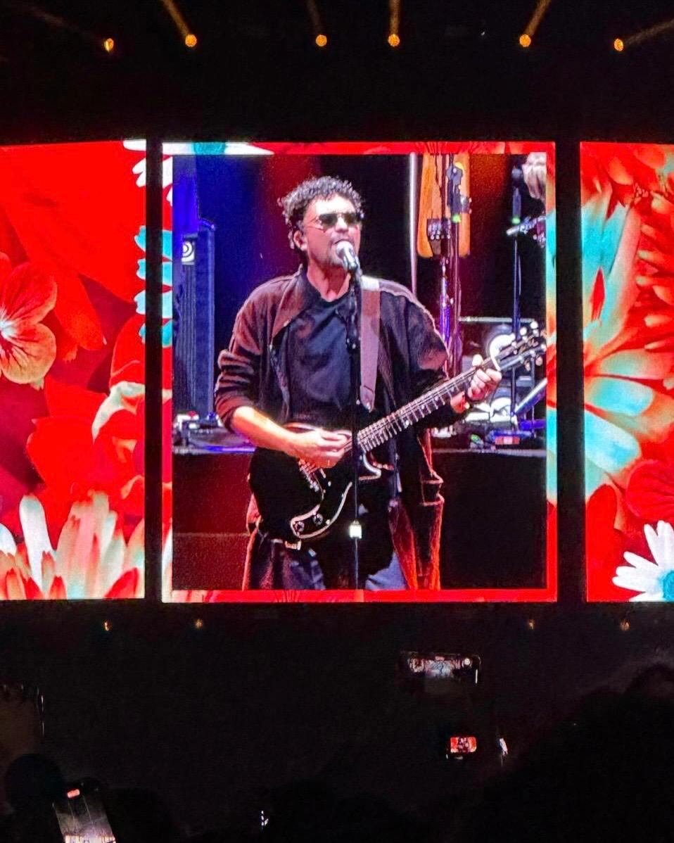 Andrés Cepeda no logró contener las lágrimas y rompió en llanto en medio de su reciente concierto en Bogotá.