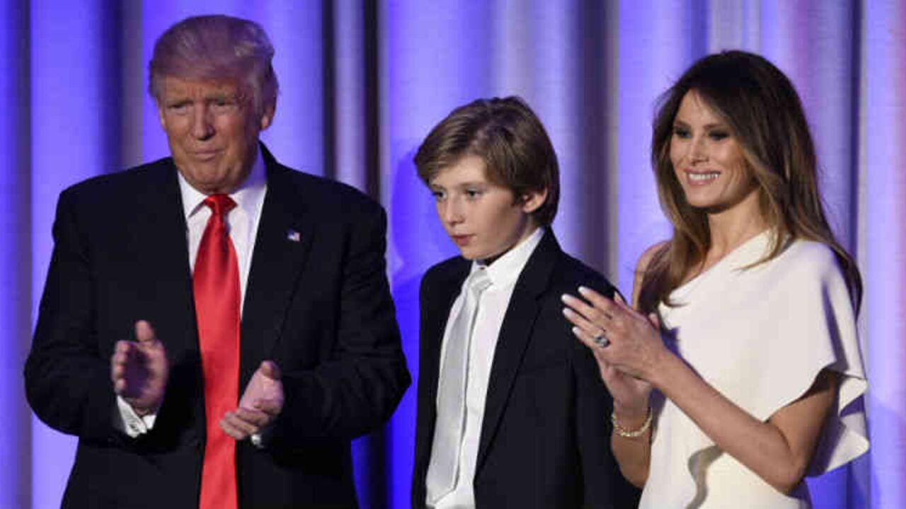 Trump señaló que no tendría problema con que Barron, de 14 años, regrese a clases.