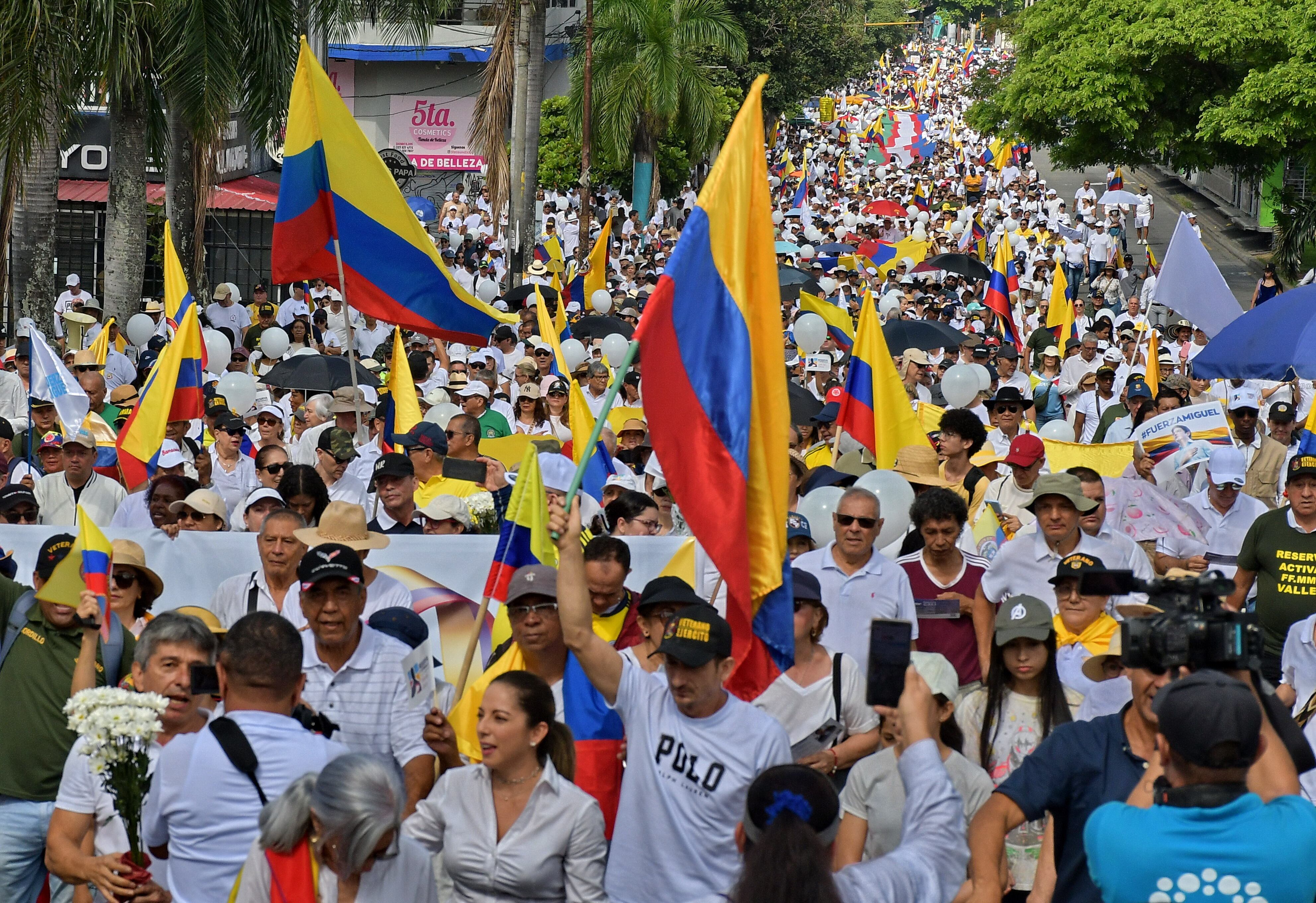 Este domingo 15 de junio, Cali se suma a otras 22 ciudades del país en la Marcha del Silencio, una movilización nacional convocada como respuesta al atentado sufrido por el senador Miguel Uribe Turbay y como rechazo a la creciente ola de violencia en Colombia. Fotos Raúl Palacios / El País.