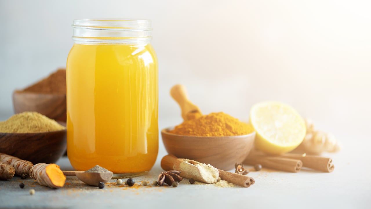 jugo de cúrcuma con limón