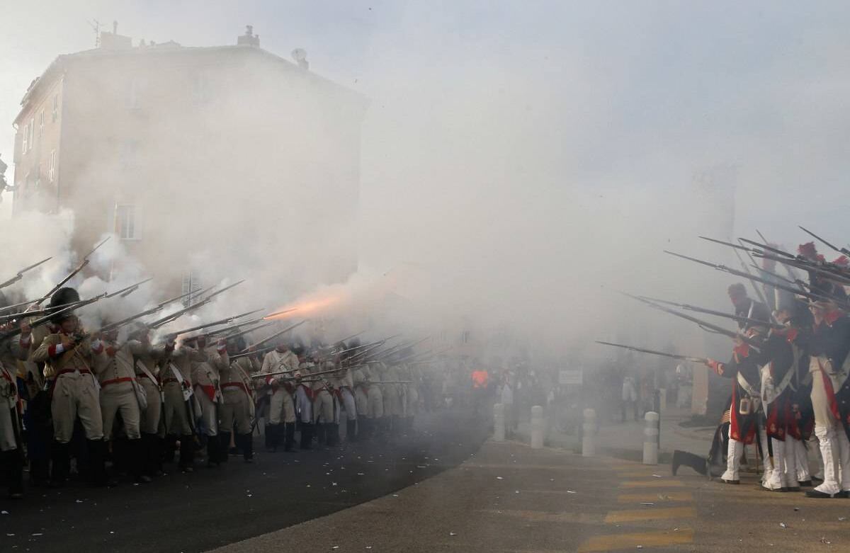 Actores en trajes de época participan en una batalla napoleónica en Ajaccio, en la isla mediterránea francesa de Córcega, para conmemorar el 250 aniversario del nacimiento del emperador francés, el 13 de agosto de 2019. (Foto por PASCAL POCHARD-CASABIANCA / AFP)