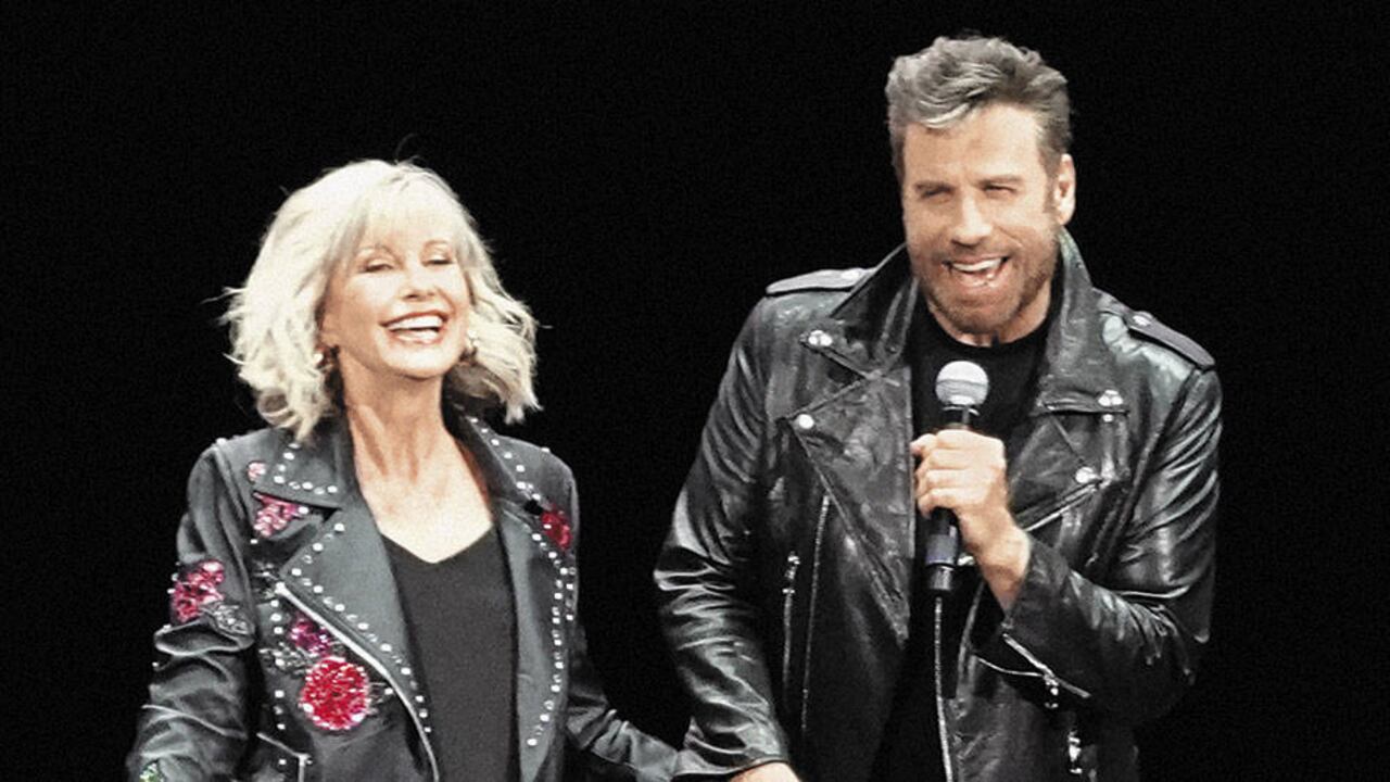 Olivia y Travolta usaron los vestuarios originales de Sandy Olsson y Danny Zuko, durante una serie de veladas en las que interpretaron algunas canciones y bailes de Grease en varias ciudades de Florida.