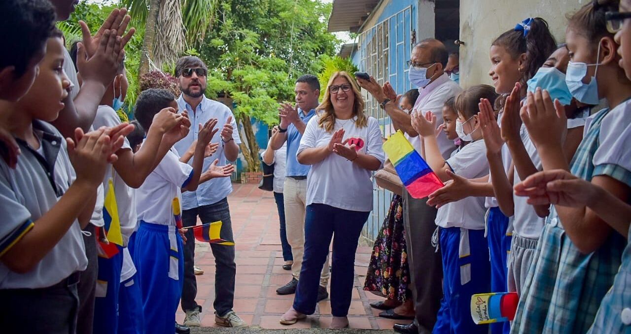 El alcalde Jaime Pumarejo y la secretaria de Educación Bibiana Rincón visitaron colegios.