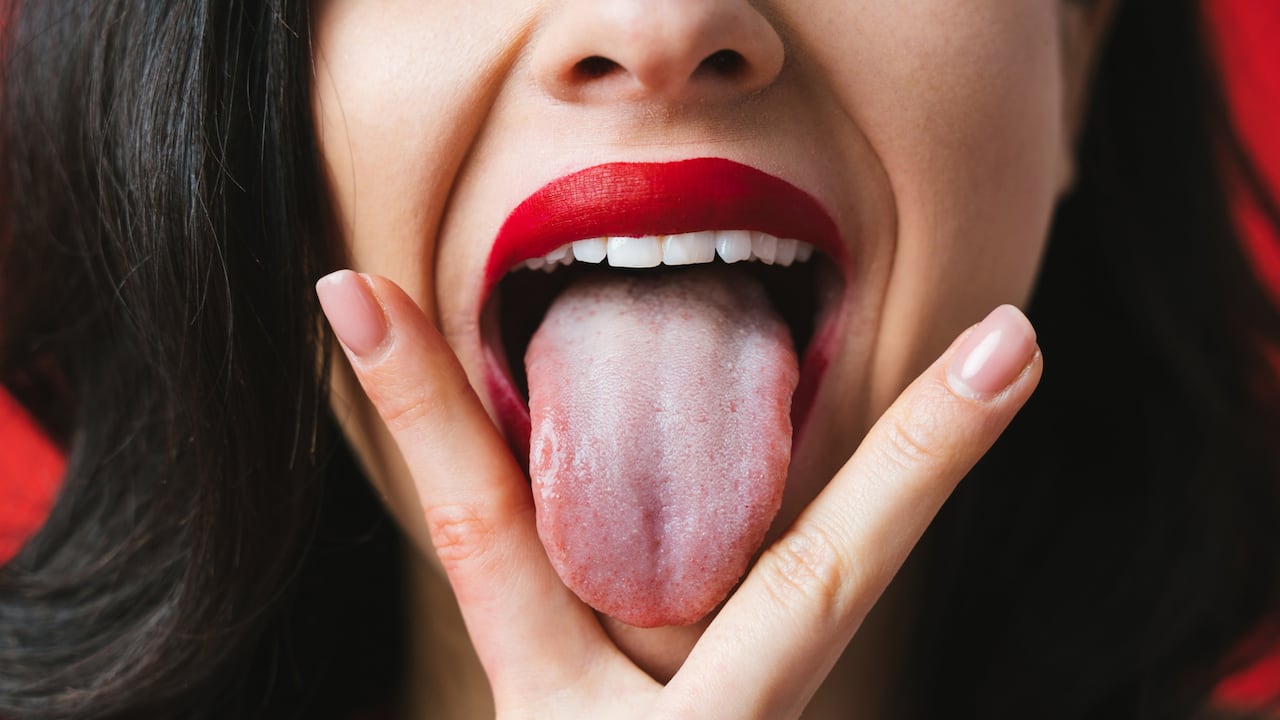 El Instituto Nacional de Investigación Dental y Craneofacial, asegura que los cánceres orales se forman en la lengua, en el tejido que recubre la boca y las encías, debajo de la lengua.