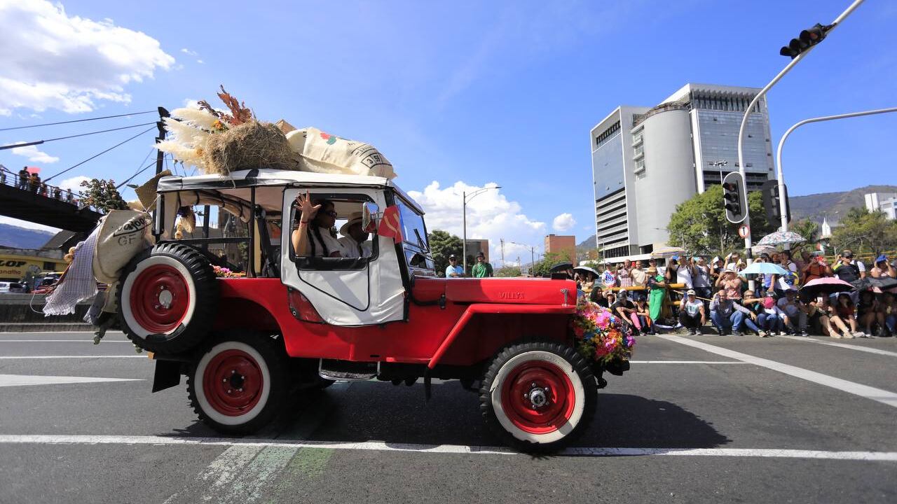 Desfile de Autos Clásicos y Antiguos en Medellín.