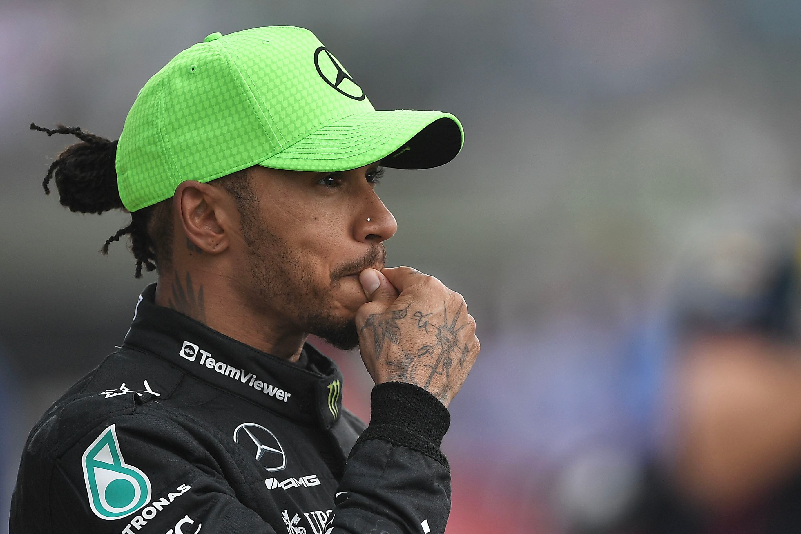 Lewis Hamilton, pensativo, durante el GP de Gran Bretaña