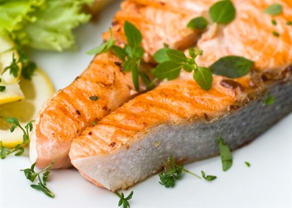 El salmón es una proteína que tiene Omega 3, hierro, varios tipos de vitamina B. Estos compuestos mejoran la memoria, el razonamiento y la capacidad de concentración. Foto: Pantherstock