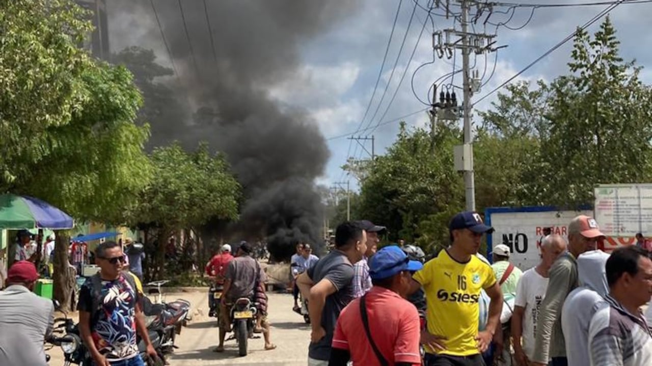 Comunidad en Sahagún quemó llantas para llamar la atención de las autoridades.