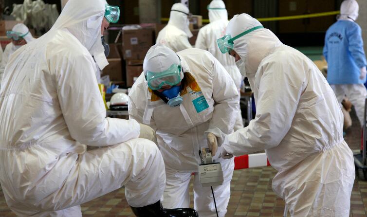 Personal especializado mide los niveles de contaminación presentes en áreas cercanas al desastre de Japón.