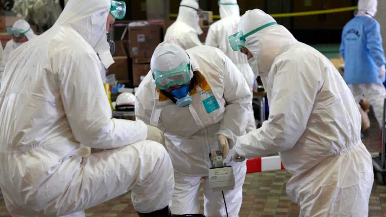 Personal especializado mide los niveles de contaminación presentes en áreas cercanas al desastre de Japón.