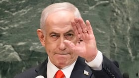 Benjamin Netanyahu en la Asamblea General de las Naciones Unidas. En su solapa llevaba un pin con un QR.