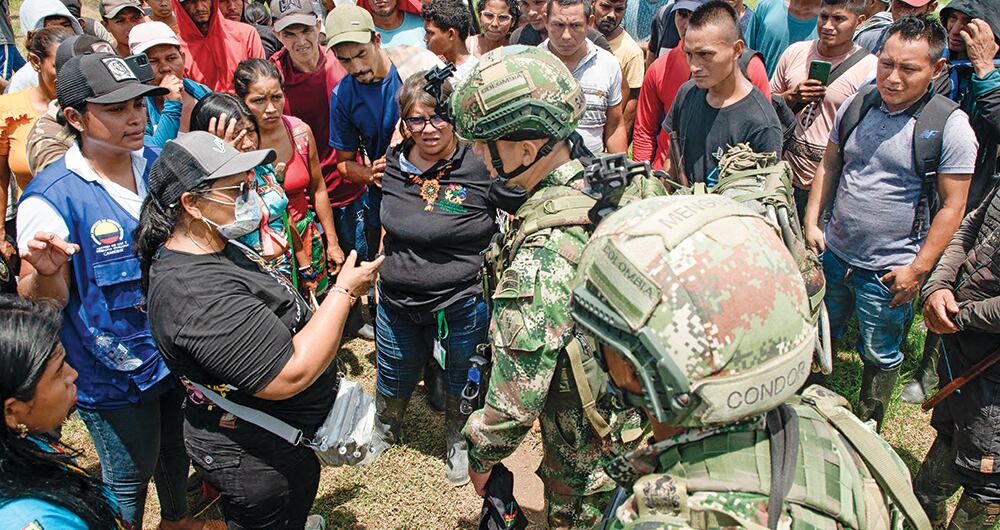 Habitantes de veredas aledañas decidieron trasladarse hasta Bocas del Manso para apoyar a sus coterráneos. No se retirarán hasta que las tropas se vayan.