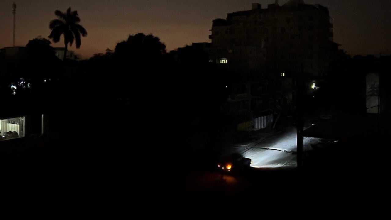 Una de calle de La Habana, Cuba, totalmente a oscuras por el apagón masivo en la mayor parte de la isla.