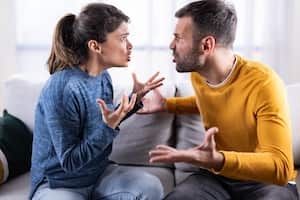 Pareja adulta discutiendo