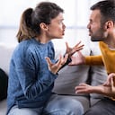 Pareja adulta discutiendo