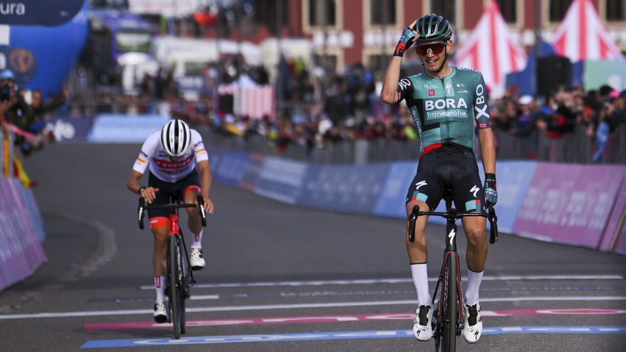 Lennard Kämna ganó en el ascenso final de la cuarta jornada.