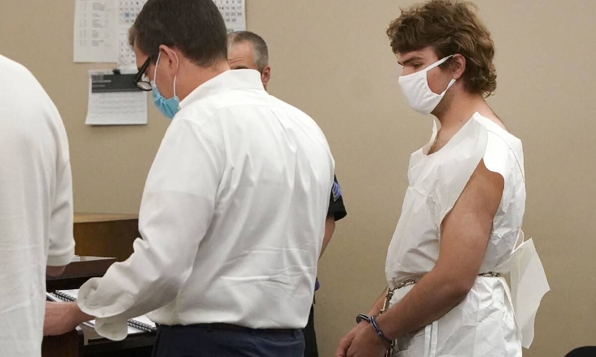 Tras ser detenido, el pistolero de Buffalo fue despojado de su traje camuflado y compareció ante las autoridades vestido con una bata quirúrgica.