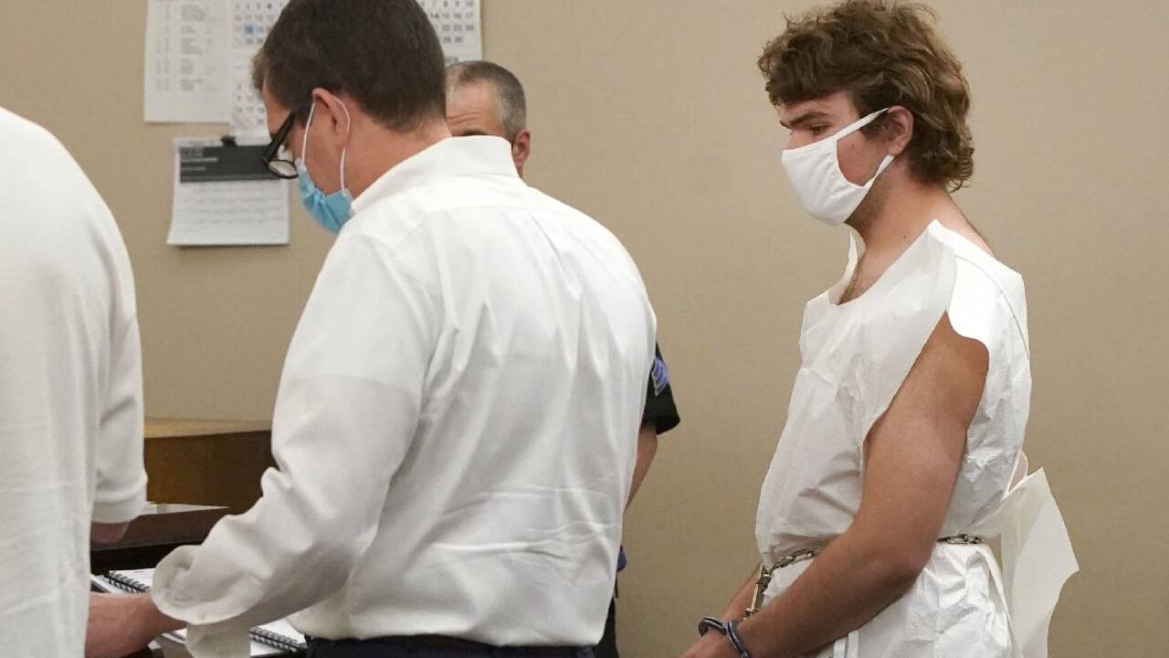 Tras ser detenido, el pistolero de Buffalo fue despojado de su traje camuflado y compareció ante las autoridades vestido con una bata quirúrgica.- Foto: AP