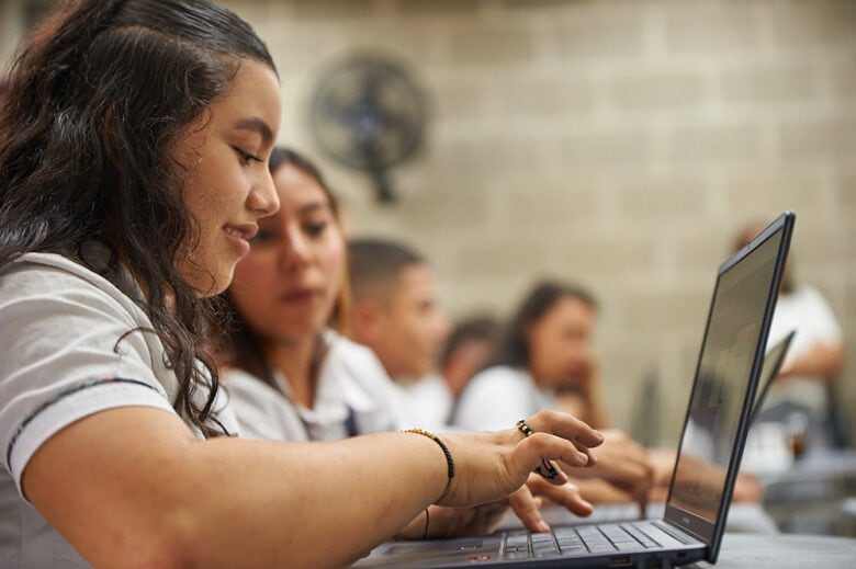 Los estudiantes tendrán acceso a internet satelital para estar conectados a la red mientras hacen sus labores académicas.