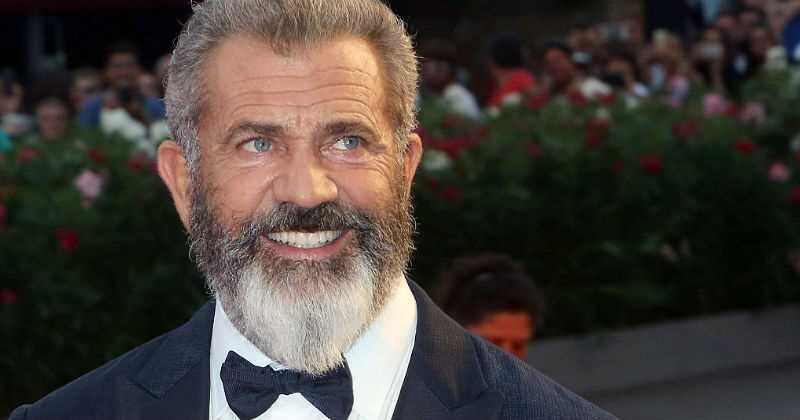1. Robyn Denise Moore y Mel Gibson: se casaron en Australia mucho antes de que Mel se convirtiera  en actor de Hollywood. Después de 31 años juntos Denise, le pidió el divorcio en 2011 y recibió $ 425 millones de dólares. 