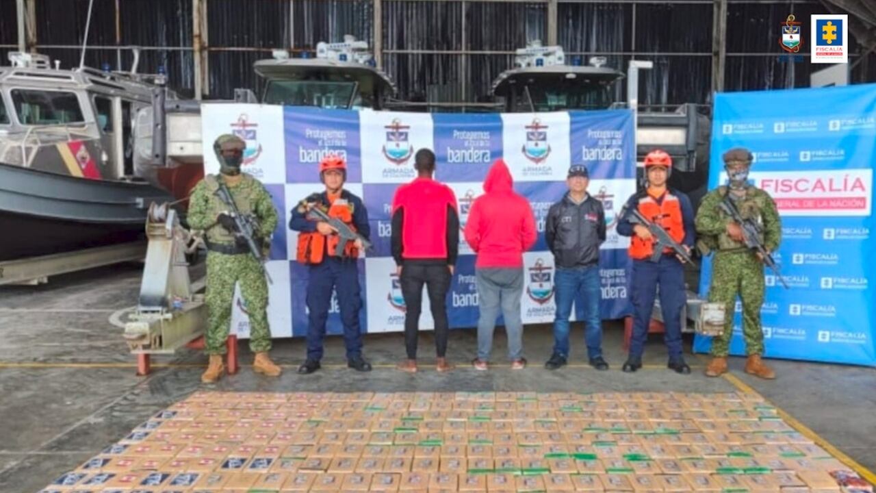 El material probatorio recaudado por la Fiscalía permitió que un juez penal de Buenaventura (Valle del Cauca) privara de la libertad a Tito Ruíz Sinisterra y a Mainer Rentería Caicedo, quienes al parecer transportaban 328 kilos de cocaína en una lancha langosta.