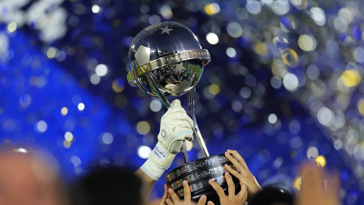 Trofeo de la Copa Sudamericana.