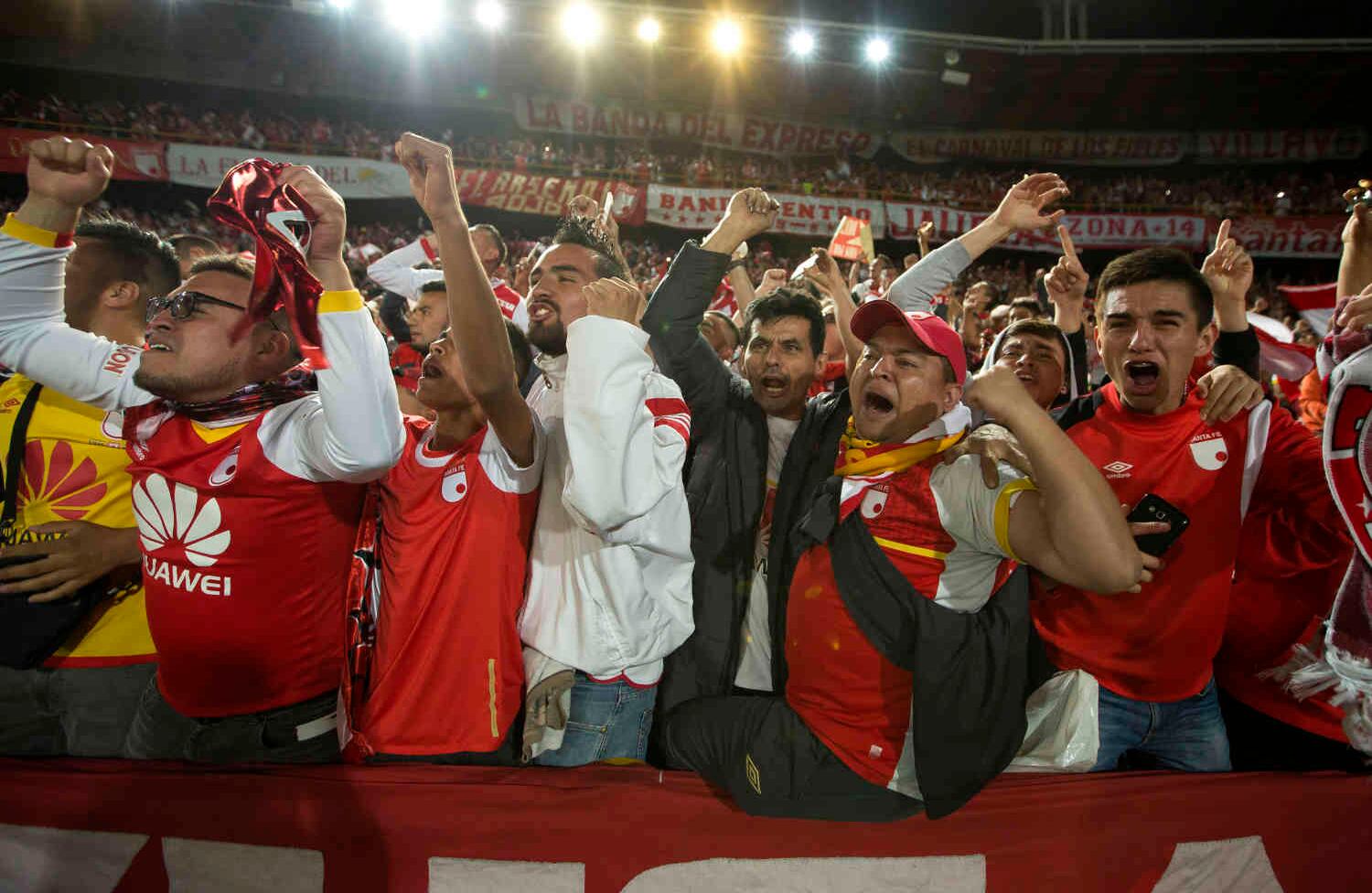 La hinchada de Santa Fe celebraba el empate parcial de la serie. Foto: Esteban Vega / SEMANA