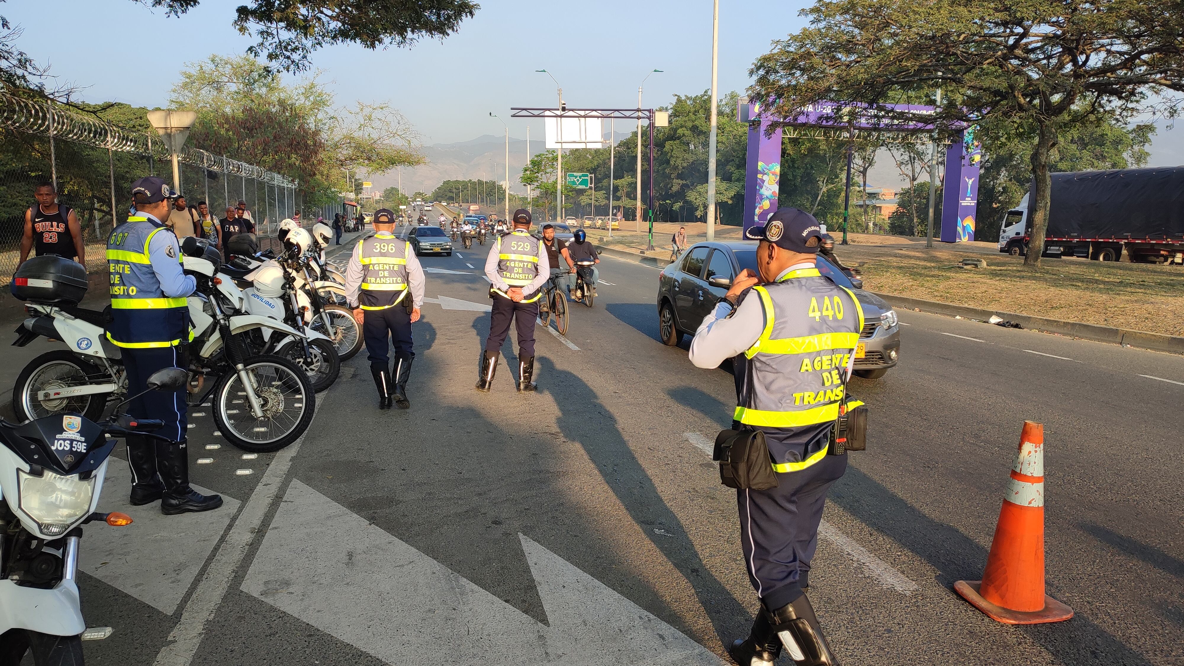 Puesto de control policía de tránsito en Paso del comercio por paro de camioneros