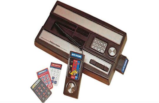 Intelivison fue la consola de videojuegos caseros lanzada por Mattel. Su principal competencia era Atari. Fue lazando al mercado en 1980. 