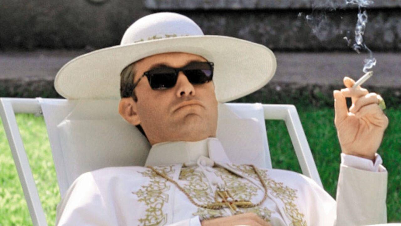 El pontífice que encarna Jude Law fuma compulsivamente y tiene otros gustos muy mundanos.