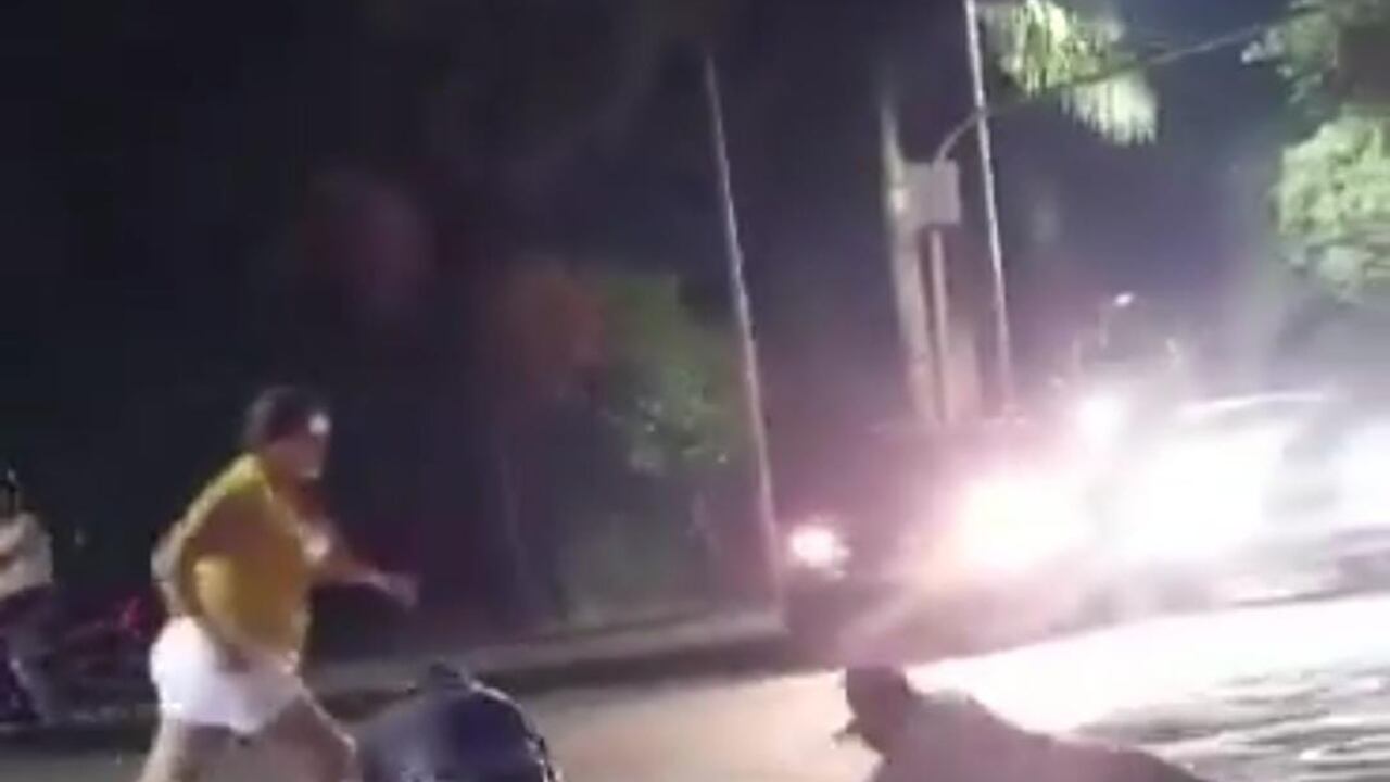 Patada de una mujer a un hombre en Florencia, Caquetá para defender a su esposo. Captura de video. API