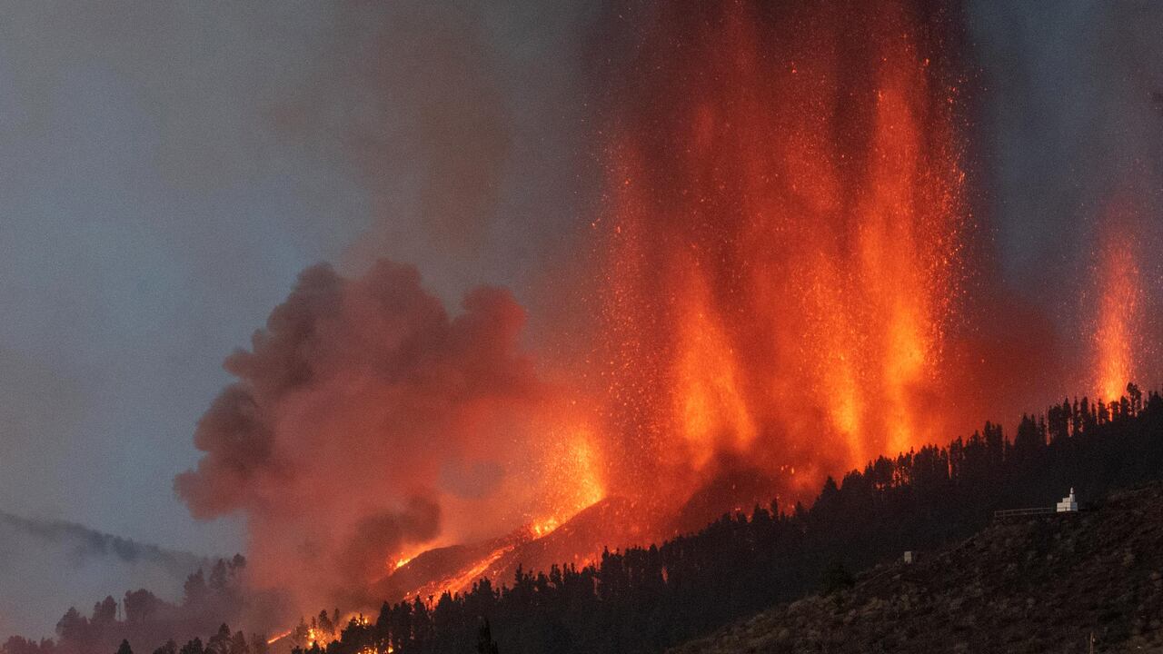El Monte Cumbre Vieja entra en erupción en El Paso, arrojando columnas de humo, ceniza y lava como se ve desde Los Llanos de Aridane en la isla canaria de La Palma el 19 de septiembre de 2021. - El volcán Cumbre Vieja entró en erupción en las Islas Canarias de España hoy arrojando lava, ceniza y una enorme columna de humo después de días de mayor actividad sísmica, provocando evacuaciones de personas que viven cerca, dijeron las autoridades. Cumbre Vieja se extiende a ambos lados de una cresta en el sur de la isla de La Palma y ha entrado en erupción dos veces en el siglo XX, primero en 1949 y luego nuevamente en 1971. (Foto de DESIREE MARTIN / AFP)