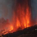 El Monte Cumbre Vieja entra en erupción en El Paso, arrojando columnas de humo, ceniza y lava como se ve desde Los Llanos de Aridane en la isla canaria de La Palma el 19 de septiembre de 2021. - El volcán Cumbre Vieja entró en erupción en las Islas Canarias de España hoy arrojando lava, ceniza y una enorme columna de humo después de días de mayor actividad sísmica, provocando evacuaciones de personas que viven cerca, dijeron las autoridades. Cumbre Vieja se extiende a ambos lados de una cresta en el sur de la isla de La Palma y ha entrado en erupción dos veces en el siglo XX, primero en 1949 y luego nuevamente en 1971. (Foto de DESIREE MARTIN / AFP)